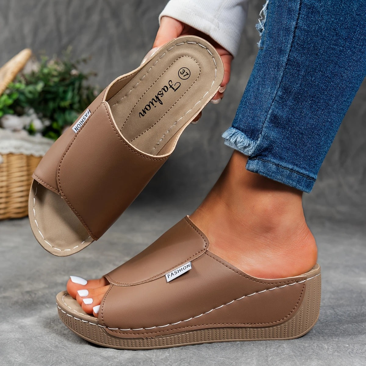 🔥Last Day Promotion 50% OFF - Women's Comfortable Thick Sole Arch Support Leather Slippers